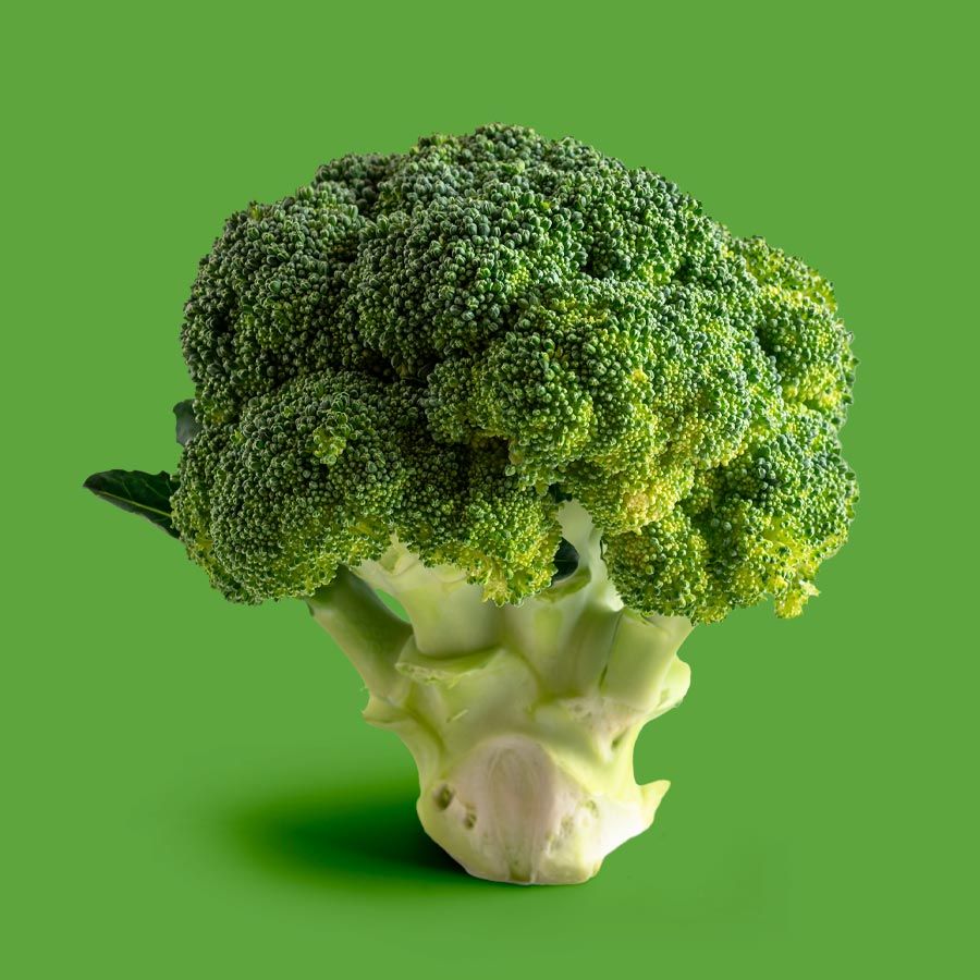 Imagen de un brócoli sobre fondo verde